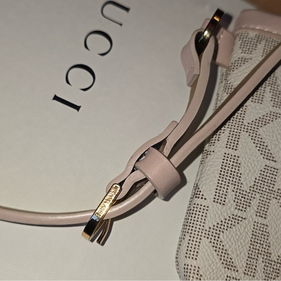 Michael Kors Belt bag like new - Picture 4 of 6